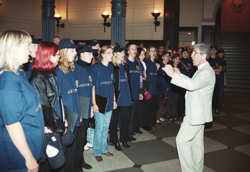Jaunā Studenta svētki (Aristoteļa svētki) '2001 Doma laukumā. LU koris 'Juventus' dzied LU galvenās ēkas vestibilā. null
