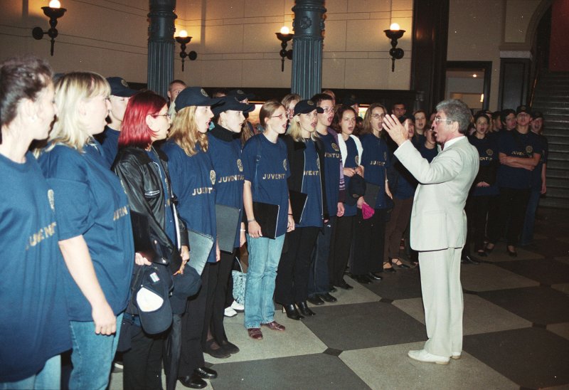 Jaunā Studenta svētki (Aristoteļa svētki) '2001 Doma laukumā. LU koris 'Juventus' dzied LU galvenās ēkas vestibilā. null