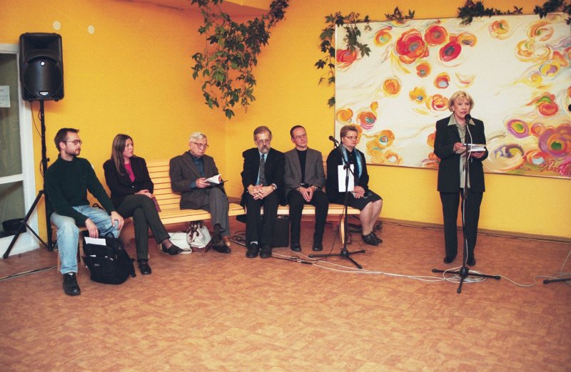 Latvijas Dzejas dienu ietvaros notiekošais sarīkojums LU Filoloģijas fakultātē. No kreisās: Māris Salējs, dzejnieks; 
Nora Ikstena, rakstniece; 
Roberts Mūks, rakstnieks un filozofs; 
Valdis Rūmnieks, rakstnieks, dzejnieks, Latvijas rakstnieku savienības priekšsēdētajs; 
Valdis Muktupāvels, LU FF asociētais profesors; 
Janīna Kursīte-Pakule, LU FF dekāne, profesore; 
Astrīde Ivaska, dzejniece.