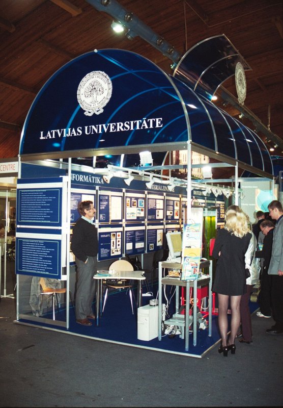 Izstāde 'Zinātne, tehnoloģijas, inovācijas', kas notiek starptautiskā foruma 'Hihg-Tech Baltics 2001' ietvaros Ķīpsalas Starptautiskajā izstāžu centrā. Latvijas Universitātes stends. null