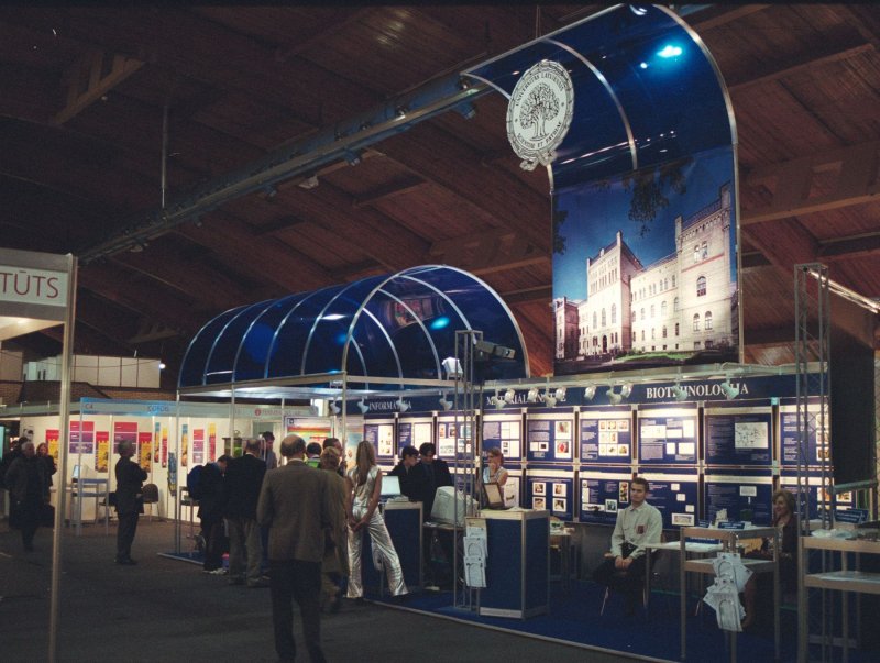 Izstāde 'Zinātne, tehnoloģijas, inovācijas', kas notiek starptautiskā foruma 'Hihg-Tech Baltics 2001' ietvaros Ķīpsalas Starptautiskajā izstāžu centrā. Latvijas Universitātes stends. null