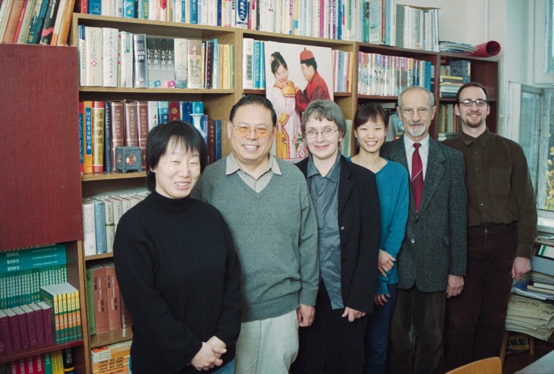 LU Moderno valodu fakultātes Orientālistikas nodaļas mācībspēki. No kreisās: 
Misa Fukui, vieslektore; 
Jujs Cunjans (Yu Congyang), vieslektors;
Jeļena Staburova, profesore;  
Josino Jamamoto (Yoshino Yamamoto), vieslektore; 
Viktors Ivbulis, profesors; 
Kaspars Eihmanis, lektors.