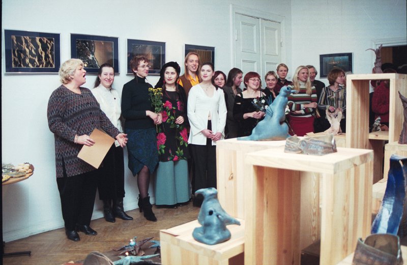 LU Tautas lietišķās mākslas studijas 'Vāpe' darbu un studijas vadītājas Helgas Ingeborgas Melnbārdes fotogrāfiju izstādes 'Liedaga ritmi' atklāšana galerijā 'Bastejs'. null