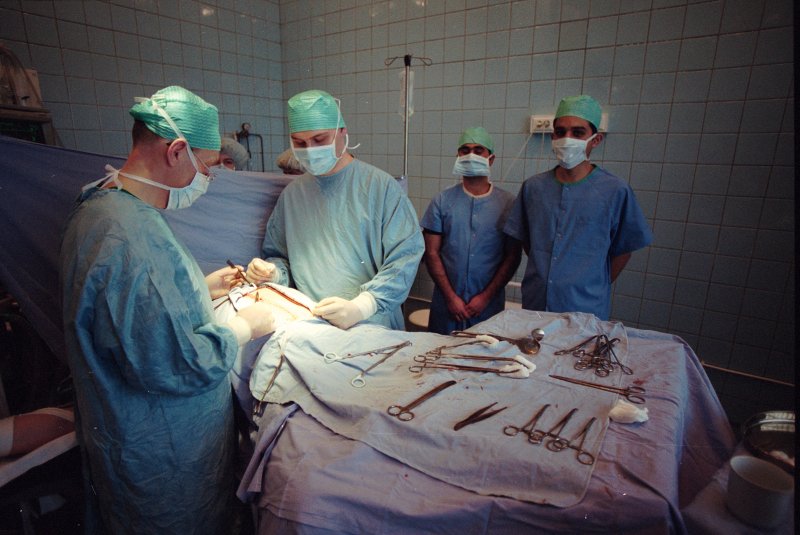 LU Medicīnas fakultātes studenti vēro ķirurģiskās operācijas norisi (Ķirurģijas klīnikā Patversmes ielā 23). null