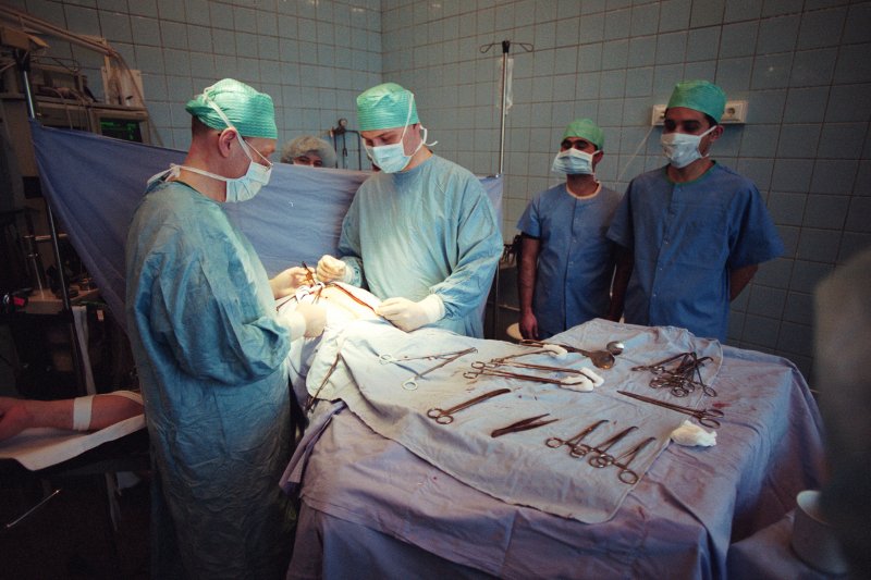 LU Medicīnas fakultātes studenti vēro ķirurģiskās operācijas norisi (Ķirurģijas klīnikā Patversmes ielā 23). null
