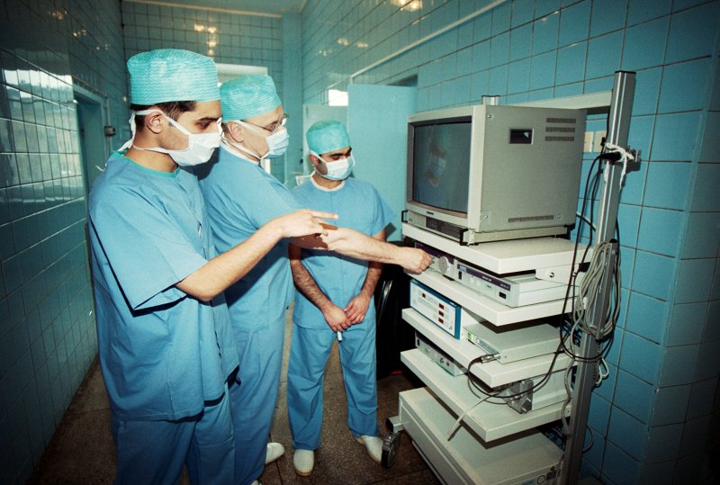 LU Medicīnas fakultātes studenti iepazīstas ar operāciju zāles aparatūru. null