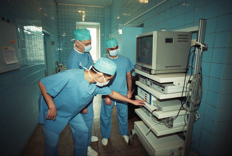 LU Medicīnas fakultātes studenti iepazīstas ar operāciju zāles aparatūru. null