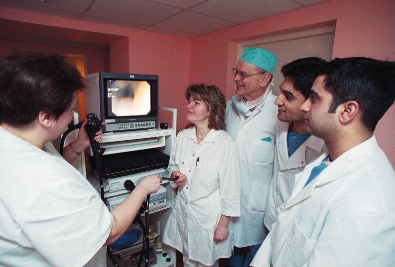 LU Medicīnas fakultātes studenti mācās apieties ar endoskopu. Ar zaļo cepurīti - prof. Māris Mihelsons.