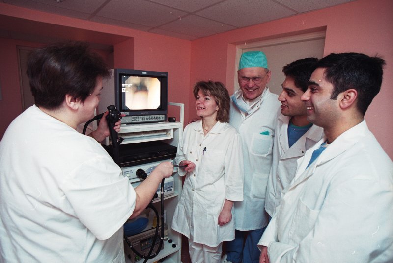 LU Medicīnas fakultātes studenti mācās apieties ar endoskopu. Ar zaļo cepurīti - prof. Māris Mihelsons.