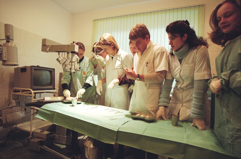 LU Medicīnas fakultātes studenti praktizējas Eksperimentālās ķirurģijas centrā (Zeļļu ielā 1). null