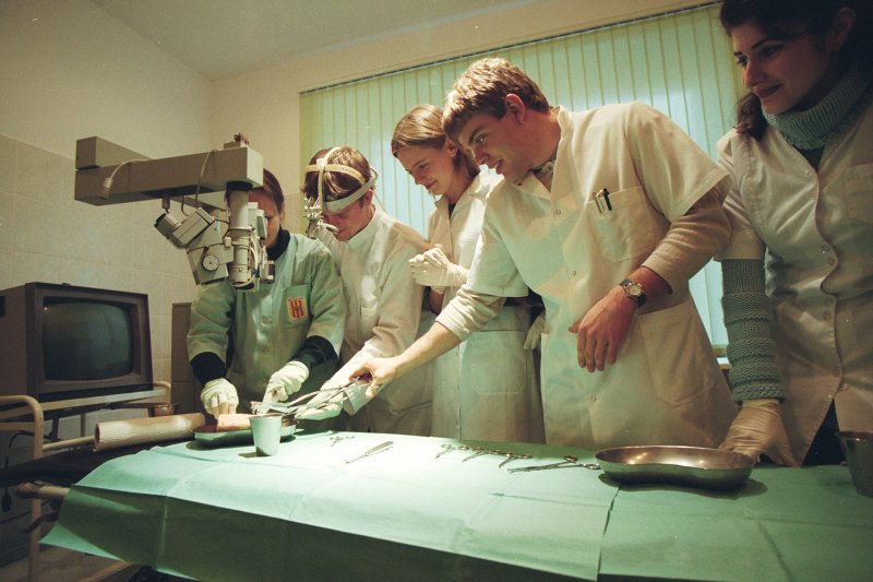 LU Medicīnas fakultātes studenti praktizējas Eksperimentālās ķirurģijas centrā (Zeļļu ielā 1). null