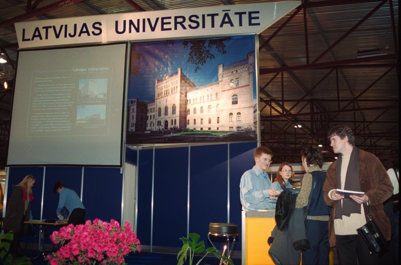 8. starptautiskā izglītības izstāde 'Skola 2005' Ķīpsalas izstāžu centrā. LU stends.