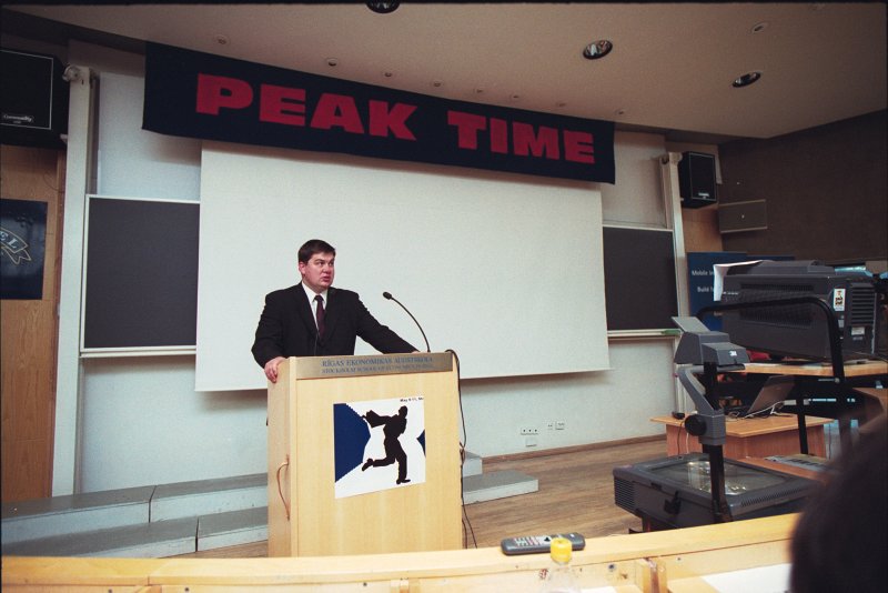 Studentu organizētā starptautiskā ekonomikas studentu konkursa 'Peak Time 2002' atklāšanas ceremonija Rīgas Ekonomikas augstskolā (SSE Riga), Džordža Sorosa auditorijā. LR ekonomikas ministrs Aigars Kalvītis.