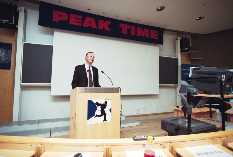 Studentu organizētā starptautiskā ekonomikas studentu konkursa 'Peak Time 2002' atklāšanas ceremonija Rīgas Ekonomikas augstskolā (SSE Riga), Džordža Sorosa auditorijā. null