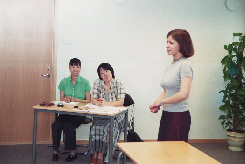 Japāņu valodas runas konkurss (Japānas vēstniecības Latvijā telpās). No kreisās: Josino Jamamoto (Yoshino Yamamoto), LU MVF Orientālistikas nodaļas vieslektore; 
Misa Fukui, LU MVF Orientālistikas nodaļas vieslektore.