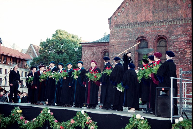 Jaunā Studenta svētki (Aristoteļa svētki) '2002. LU rektors Ivars Lācis aizdedzina lāpu.