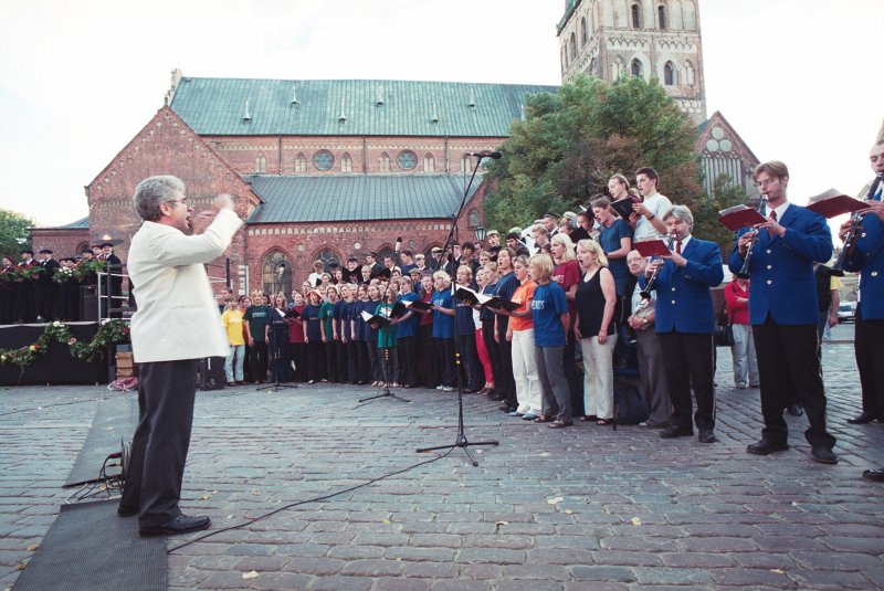 Jaunā Studenta svētki (Aristoteļa svētki) '2002. Dzied LU koris 'Juventus'. Priekšplānā - diriģents Juris Kļaviņš.