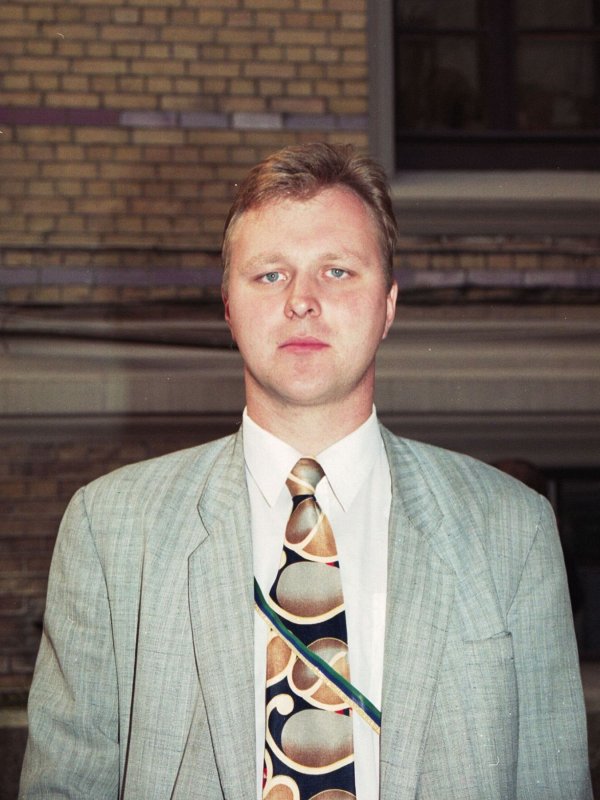 Māris Ruks. Latvijas Korporāciju apvienības (L! K! A!) un studenšu prezidiju konventa laikraksta 'Universitas' galvenā redaktora vietnieks.