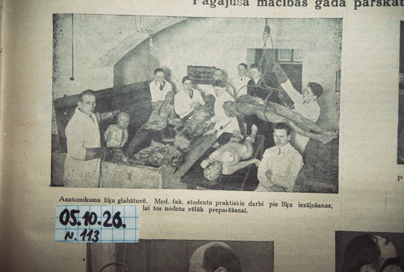 Fragments no laikraksta 'Students' 1926. gada 5. oktobra numura. Attēlā - Anatomikuma līķu glabātuvē. Medicīnas fakultātes studentu praktiskie darbi pie līķu iezāļošanas, lai tos nodotu vēlāk preparēšanai.