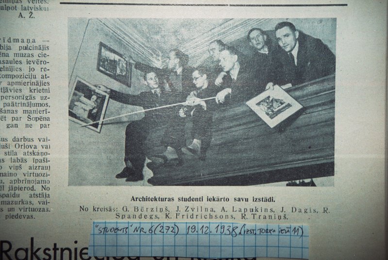 Fragments no laikraksta 'Students' 1938. gada 19. decembra numura. Attēlā: Arhitektūras studenti iekārto savu izstādi. No kreisās: G. Bērziņš; J. Zvilna; A. Lapukins; J. Dagis; R. Spandegs; K. Fridrihsons; R. Traniņš.