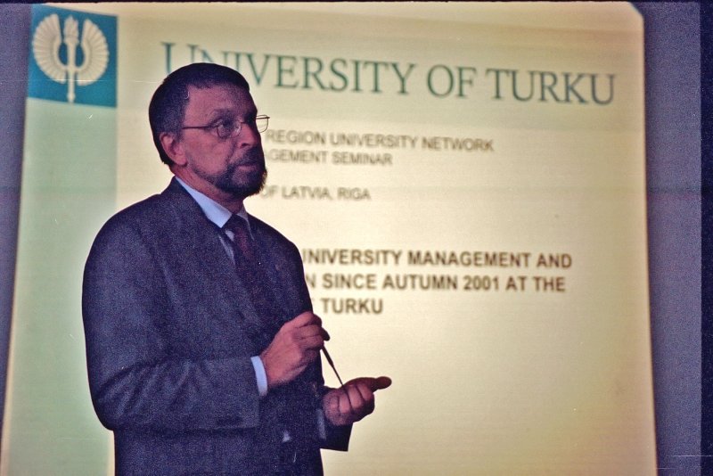 Starpreģionālais seminārs par institucionālo vadību augstākajā izglītībā. Turku universitātes administratīvais direktors Kari Hipponens.