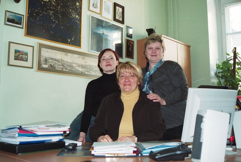 Ārlietu departaments no kr.: Linda Zīdere, Ārlietu departamenta direktore Alīna Gržibovska un Natālija Ivanova