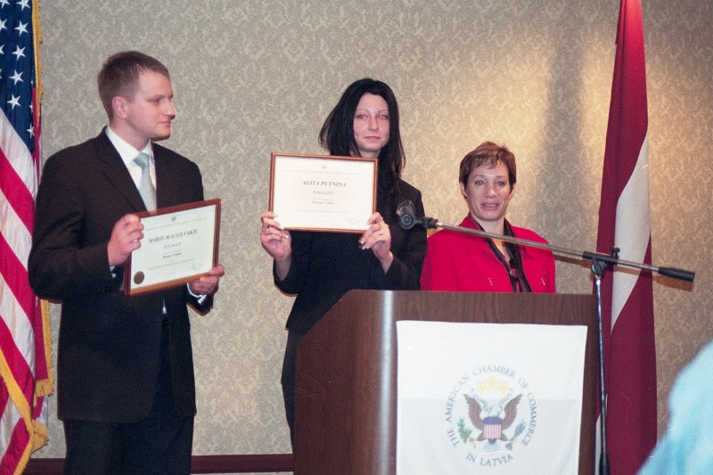 Amerikas Tirdzniecības palātas biznesa plānu konkursa uzvarētāju apbalvošana Māris Macijevskis un Agita Putniņa (no kreisās)