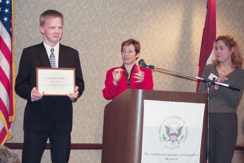 Amerikas Tirdzniecības palātas biznesa plānu konkursa uzvarētāju apbalvošana uzvarētājs Tomass Nīlovs (Toomas Neelov)(kreisajā pusē)