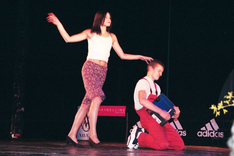 Latvijas Studente '2003 Maija Caica ar savu priekšnesumu