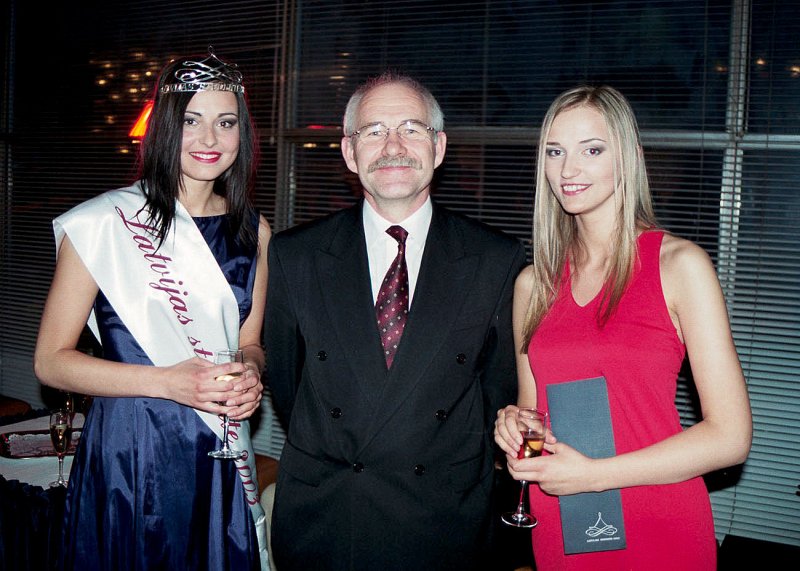 Latvijas Studente '2003 no kr.: Maija Caica, LU rektors Ivars Lācis, Dace Apsīte