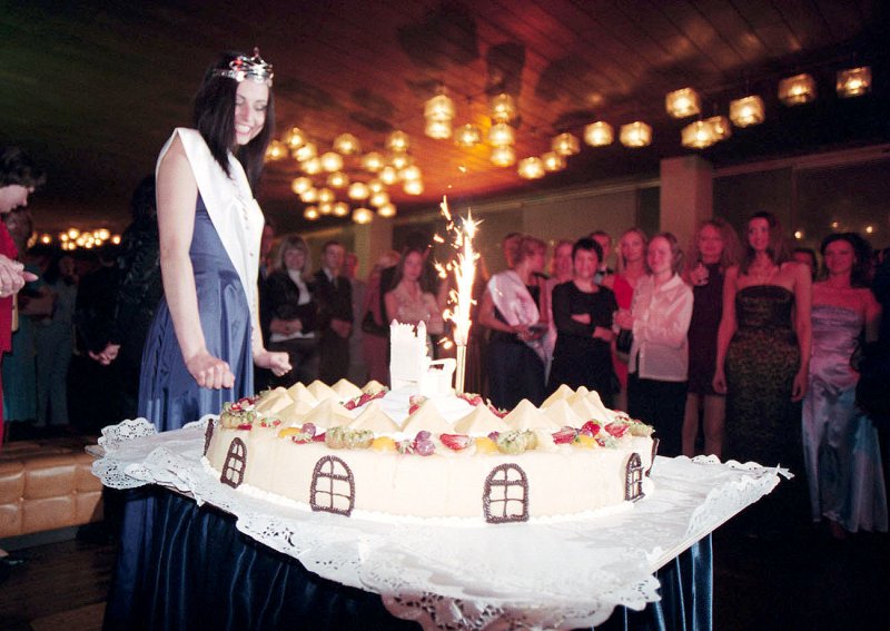 Latvijas Studente '2003 Maija Caica un torte