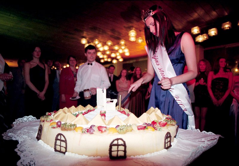 Latvijas Studente '2003 Maija Caica un torte