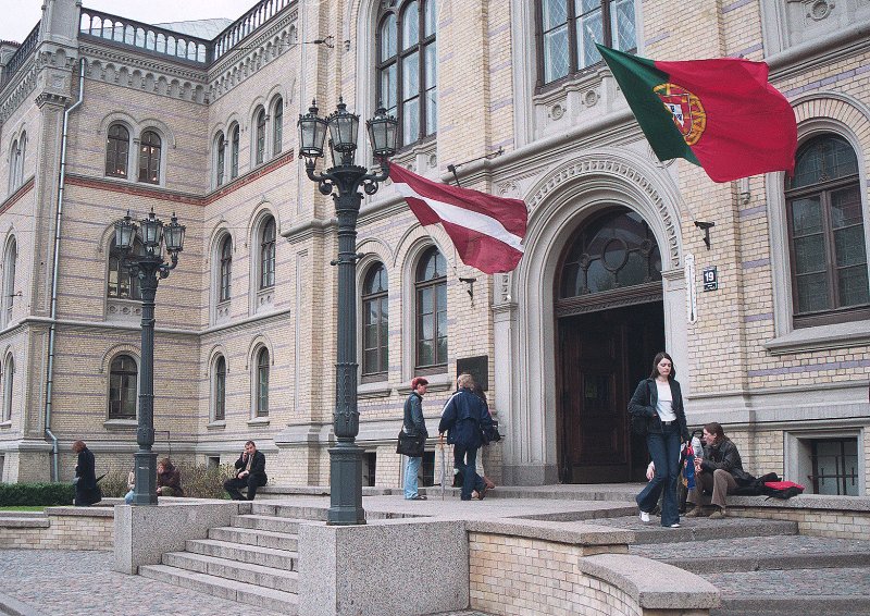 Portugāles prezidents Žoržs Sampaiju apmeklē Latvijas Universitāti LU ieeja, Latvijas un Portugāles karogi