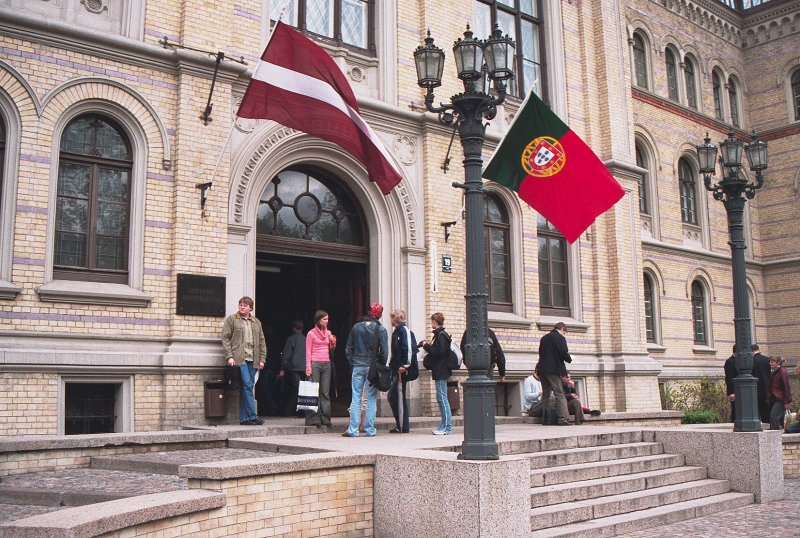 Portugāles prezidents Žoržs Sampaiju apmeklē Latvijas Universitāti LU ieeja, Latvijas un Portugāles karogi
