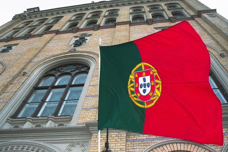 Portugāles prezidents Žoržs Sampaiju apmeklē Latvijas Universitāti LU galv. ēkas fasāde un Portugāles karogs