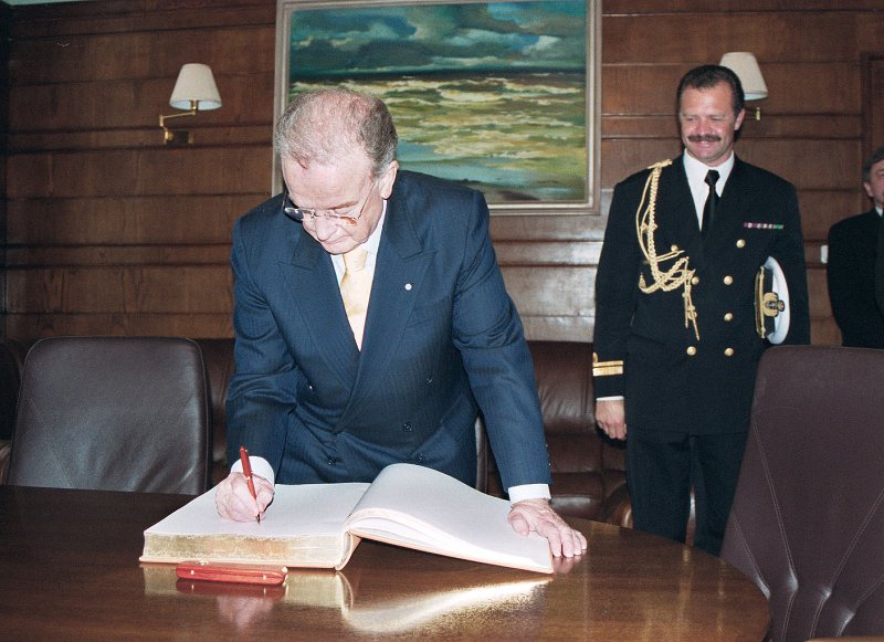 Portugāles prezidents Žoržs Sampaiju apmeklē Latvijas Universitāti Žoržs Sampaiju parakstās viesu grāmatā