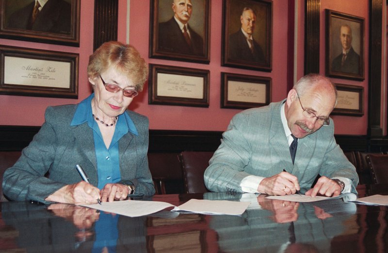 LU Darba koplīguma parakstīšana no kr.: LU Arodorganizācijas priekšsēdētāja Solveiga Skotele un  rektors Ivars Lācis