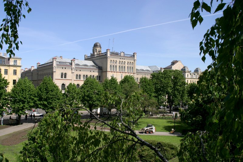 Latvijas Universitātes galvenā ēka. skats no kalālmalas bērza