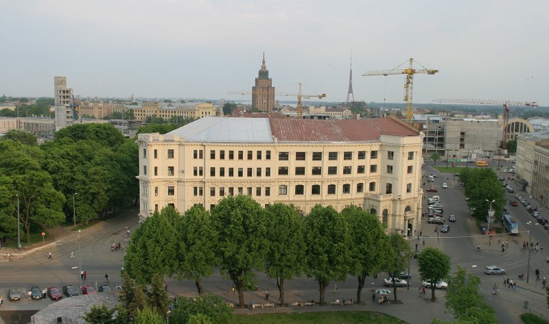 Ekonomikas un vadības fakultātes ēka skats no LNO