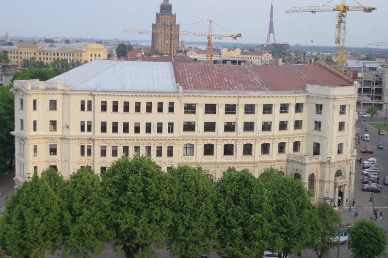 Ekonomikas un vadības fakultātes ēka skats no LNO