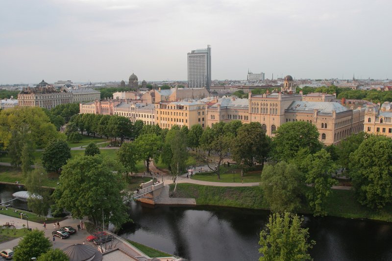 Latvijas Universitātes galvenā ēka. skats no LNO