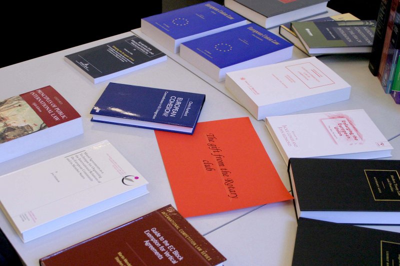 Latvijas Universitātes Juridiskā fakultāte saņem juridiskās literatūras dāvinājumu no Vācijas Rotari kluba grāmatas