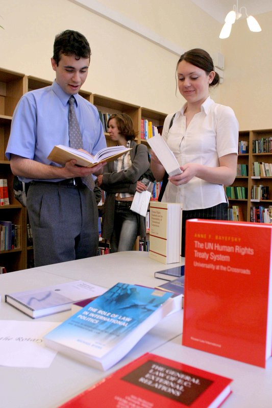 Latvijas Universitātes Juridiskā fakultāte saņem juridiskās literatūras dāvinājumu no Vācijas Rotari kluba Juridiskās fakultātes studenti un grāmatas