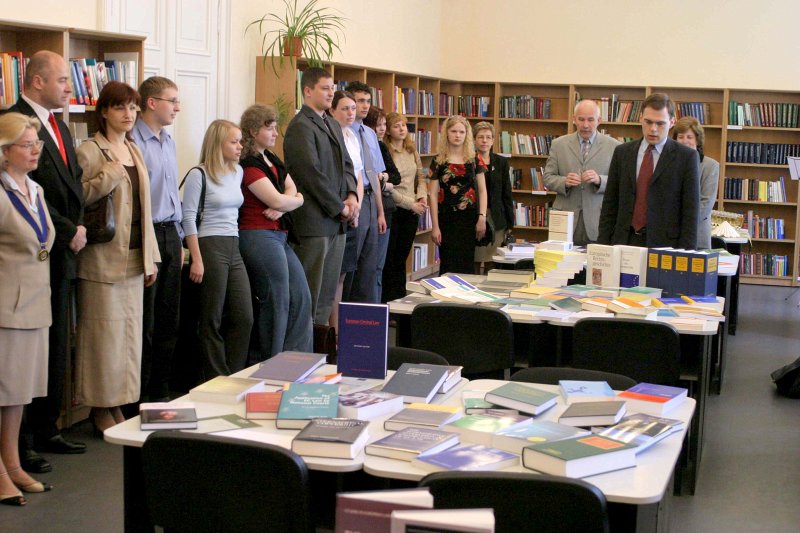 Latvijas Universitātes Juridiskā fakultāte saņem juridiskās literatūras dāvinājumu no Vācijas Rotari kluba null