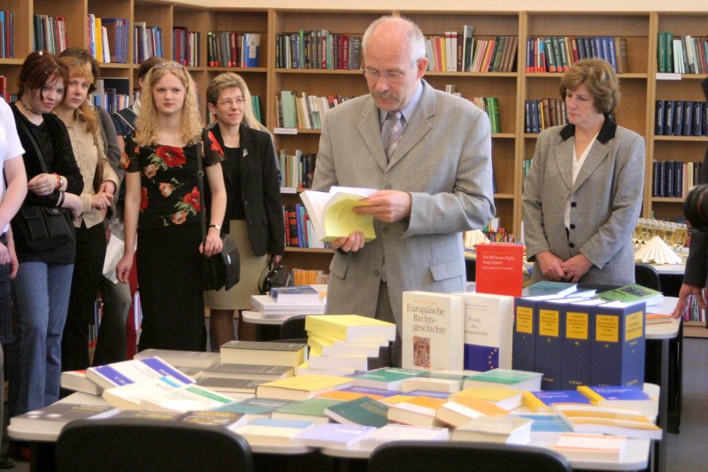 Latvijas Universitātes Juridiskā fakultāte saņem juridiskās literatūras dāvinājumu no Vācijas Rotari kluba rektors Ivars Lācis šķirsta kādu no uzdāvinātajām grāmatām