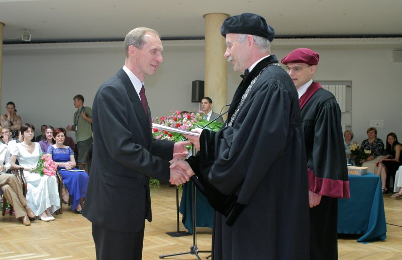 Juristu izlaidums Tieslietu ministrs Aivars Aksenoks saņem diplomu