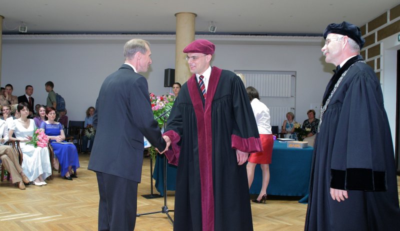 Juristu izlaidums Tieslietu ministrs Aivars Aksenoks saņem diplomu