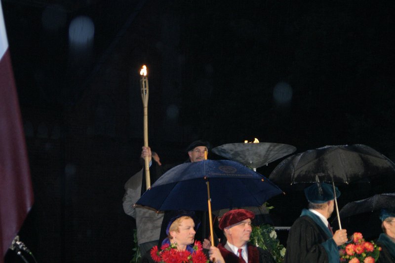 Jaunā Studenta svētki '2003 Doma laukumā. LU rektors Ivars Lācis aizdedzina lāpu.
