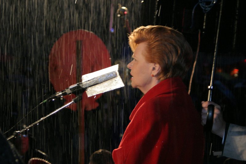 Jaunā Studenta svētki '2003 Doma laukumā. Latvijas Valsts prezidente Vaira Vīķe-Freiberga.