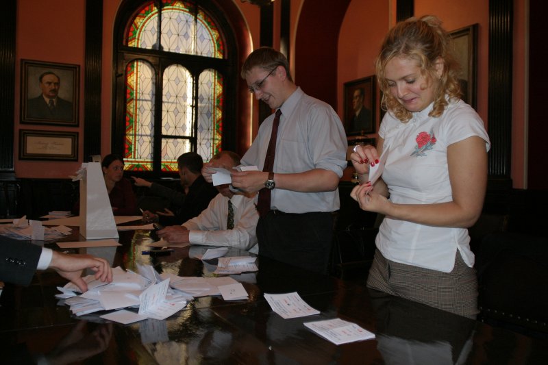 Latvijas Studentu apvienības organizētais projekts 'Studējošo nobalsošanas izspēle par Latvijas iestāšanos Eiropas Savienībā'. Balsu skaitīšana.